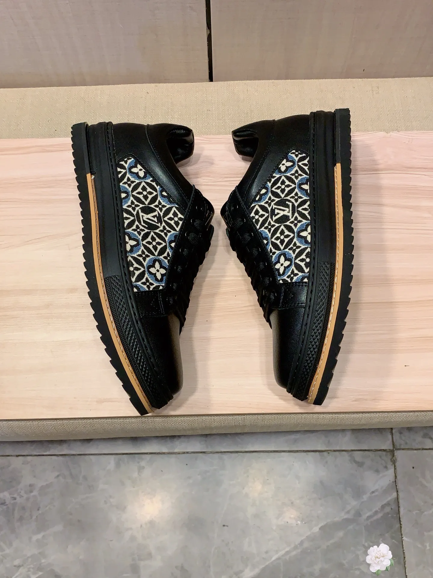 Men's men's shoes 💰420💰💰🎩🎩[Lightning][Lightning] "LV*" The latest • hot style casual shoes, top brand [Seduce] luxury~purchase, top~quality. [Strong] The upper is made of imported breathable cowhide with fabric material ➕ Breathable sheepskin feet (•) and fine workmanship. The original stylish and stylish soft rubber wear-resistant and non-slip outsole is light and comfortable on the feet. The real thing looks better when photographed in person. Code 111: Code: 38-44, 2️⃣colors selected